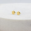 Arete Abridor Flor Bombeada Oro - Imagen 2