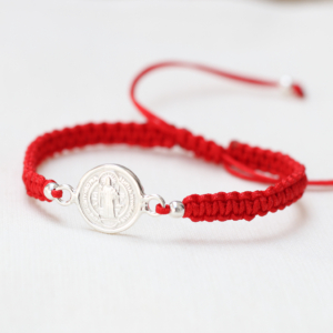 Pulsera San Benito Plata Hilo Rojo